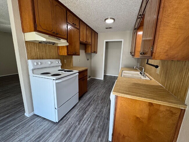 Foto del edificio - Charming 3-Bed, 2-Bath Home with 1,272 Sq ...