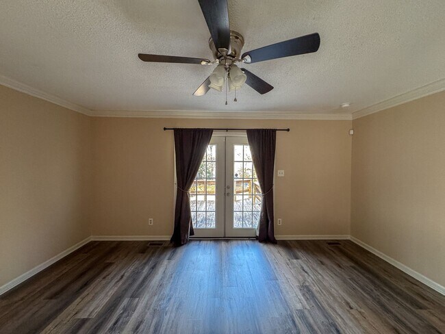 Building Photo - Charming 3 Bed 1.5 bath in College Lakes