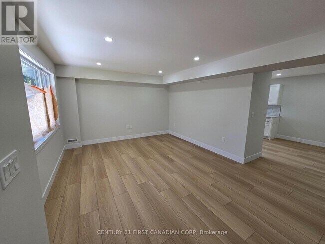 Photo du bâtiment - 640-640 Victoria St