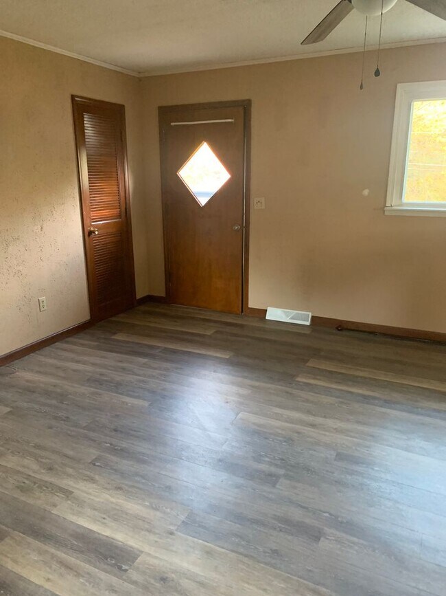 Foto del edificio - 3 Bedroom / 1.5 Bath One level Home  Gray ...