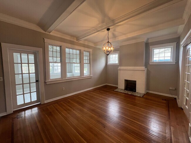 Building Photo - Murray Hill 2/2 Single-Family Home Availab...