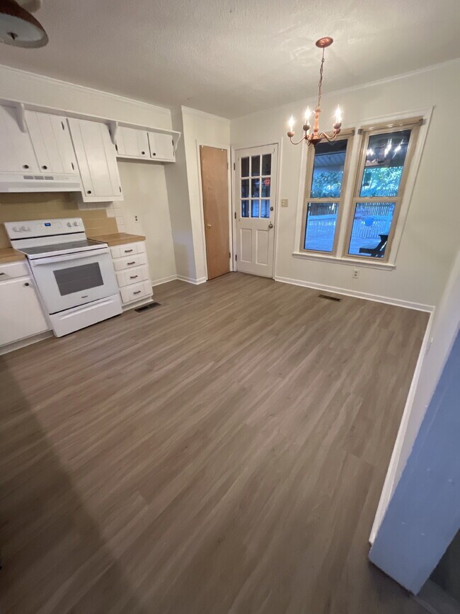 Building Photo - Location is Everything! Close to Downtown ...