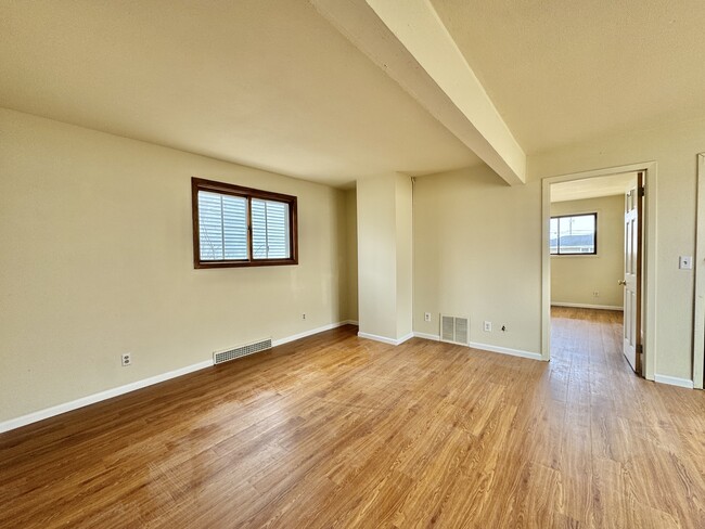 Building Photo - 1027 Saint Clair Ave