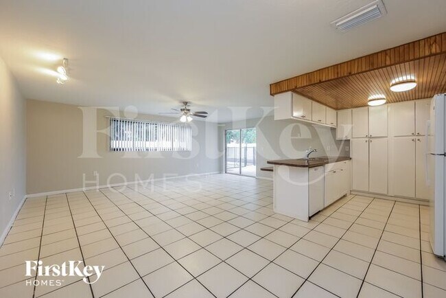 Foto del edificio - 7201 Jasmine Rd