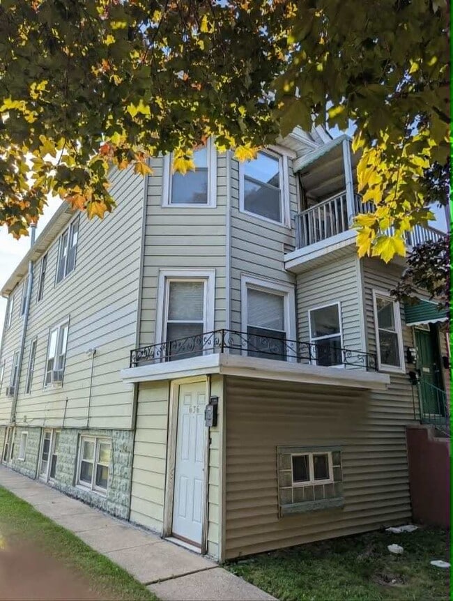 Building Photo - 636 S 13th Ave