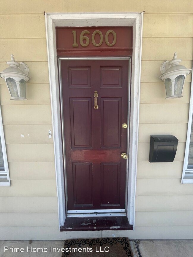 Building Photo - 3 br, 1.5 bath House - 1600 Monroe St