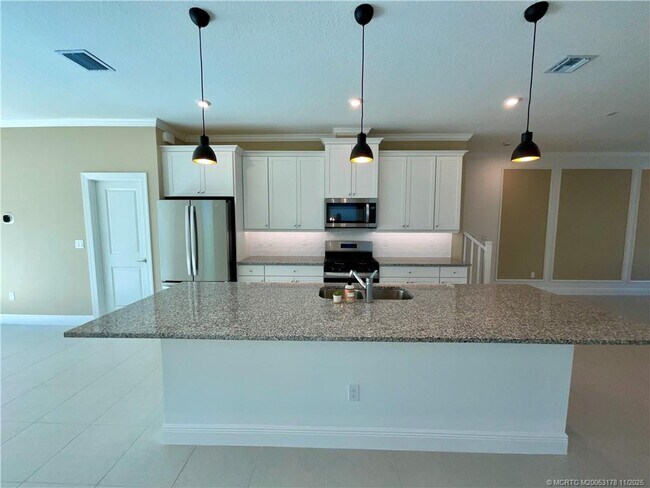 Foto del edificio - 860 SW St Creek Dr