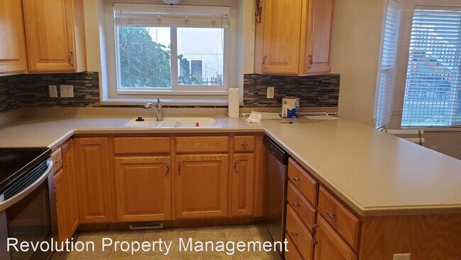 Building Photo - 4 br, 3.5 bath House - 956 E 2675 N