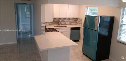 Building Photo - 564 Fanshaw N