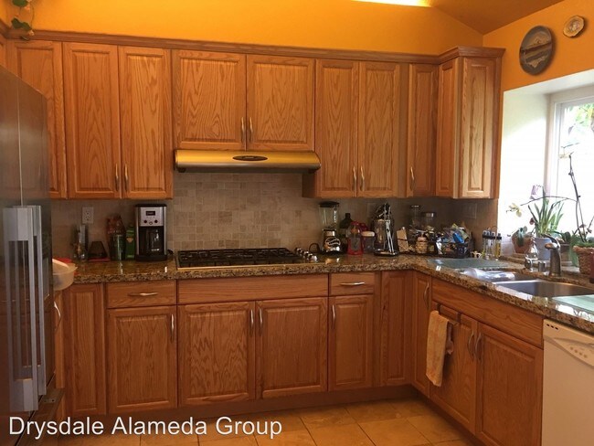 Building Photo - 4 br, 3 bath House - 89 applegate