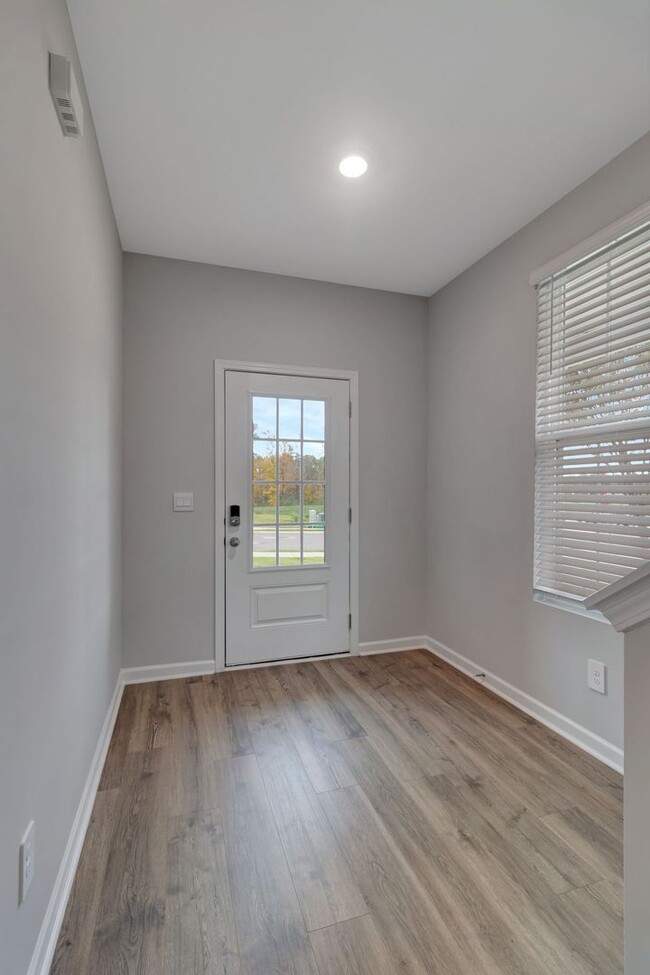 Foto del edificio - BRAND NEW 3 BD 3 BATH MURFREESBORO TOWNHOM...