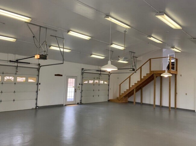 Building Photo - 7328 NW Hwy