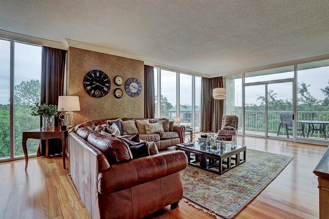 Building Photo - 121 N Post Oak Ln