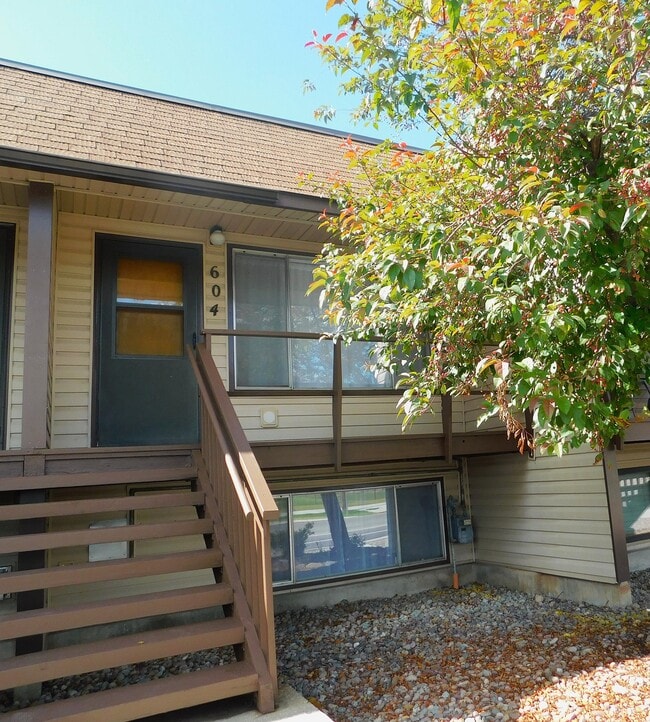 Building Photo - 604 Pine Ave