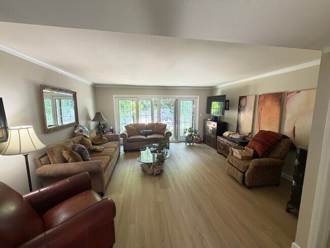 Foto del edificio - 3 Bed 2 Bath In Livorna Estates