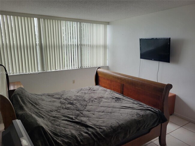 Building Photo - 1300 NE Miami Gardens Dr
