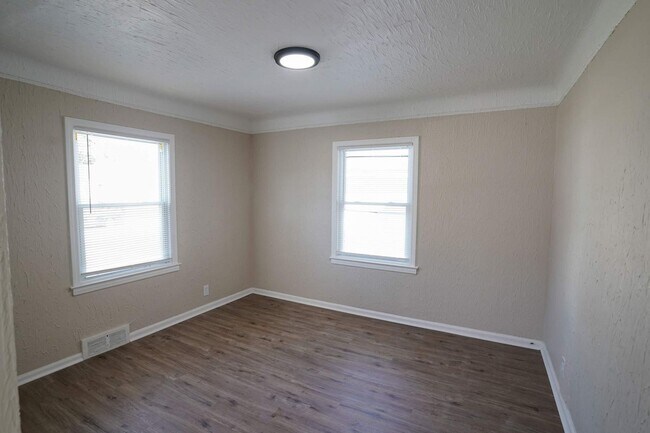 Foto del edificio - Freshly Renovated 2-Bedroom Home – Cozy & ...
