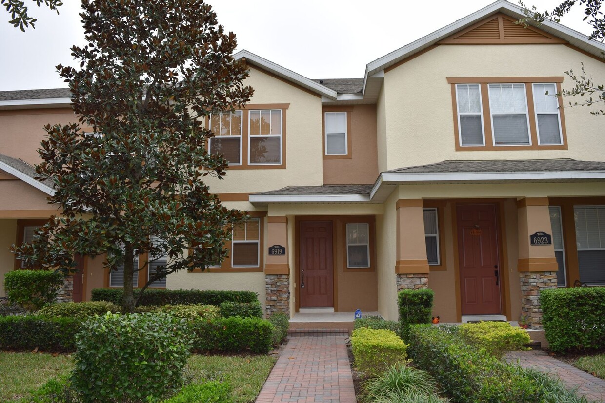 Foto principal - Charming 2-Bedroom, 2.5-Bathroom Townhome ...