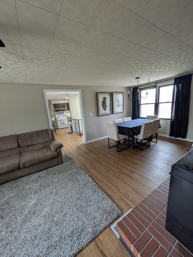 Dining/Family Room - 3307 N Brooks Ln