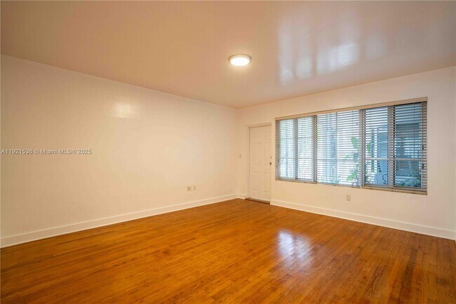 Building Photo - 2425 Flamingo Pl