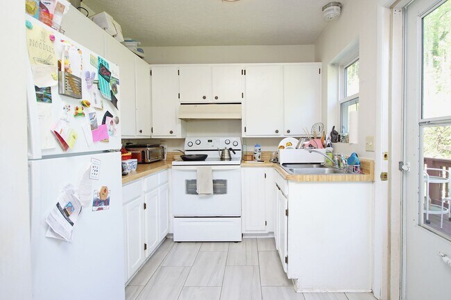 Building Photo - Pet-Friendly Duplex Close to UVA and Downtown