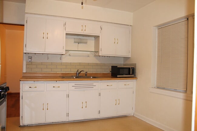 Kitchen - 817 S 87th St