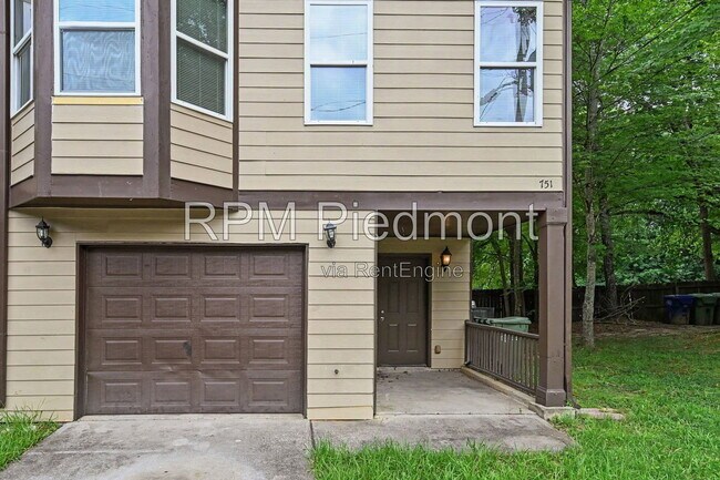 Foto del edificio - 751 Prince Pl NW