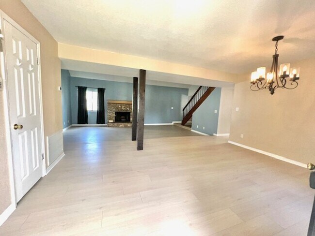 Building Photo - MOVE IN NOW! FRESH Paint & new flooring! L...