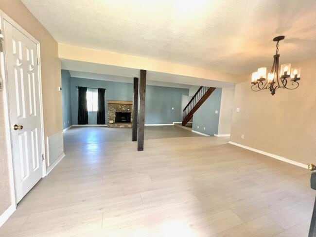 Foto del edificio - MOVE IN NOW! FRESH Paint & new flooring! L...