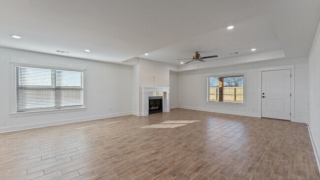 Foto del edificio - "Brand New 3-Bedroom Farmington Home with Granite Countertops and Cozy Fireplace!"