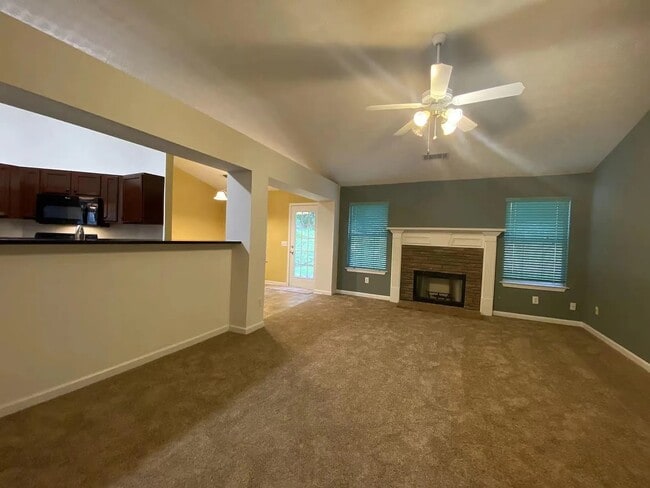 Foto del edificio - 5548 Silver Springs Dr