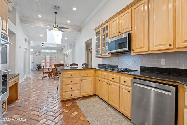 Foto del edificio - Beautifully updated 4-bedroom, 3-bath prop...