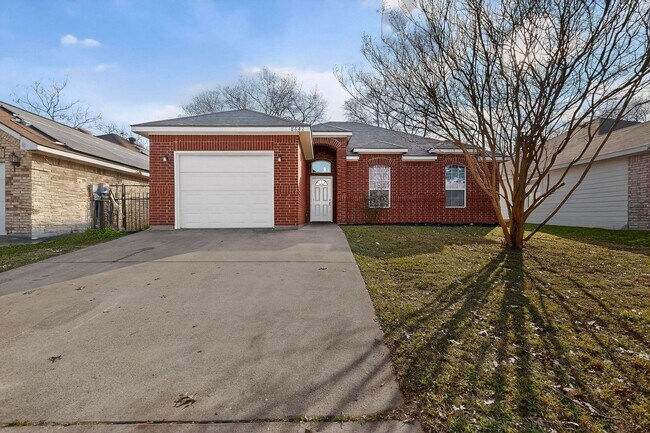 Building Photo - Move-In Ready 3-Bedroom Home with Garage and Private Backyard