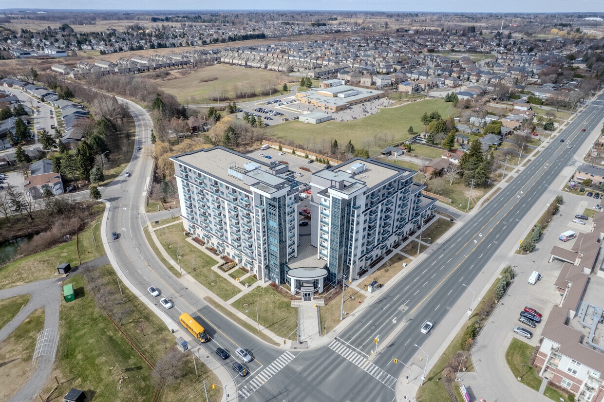 Building Photo - The Pinnacle