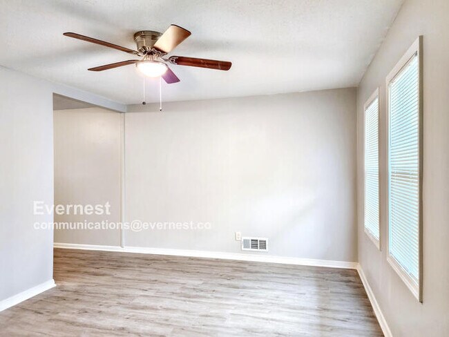 Foto del edificio - 3 Bed/1 Bath Home with Fenced Yard / Pet-Friendly / Available Now!