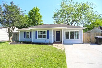 Building Photo - 1721 Woodcrest Dr