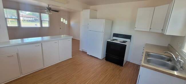 Building Photo - 2 bedroom 1 bath
