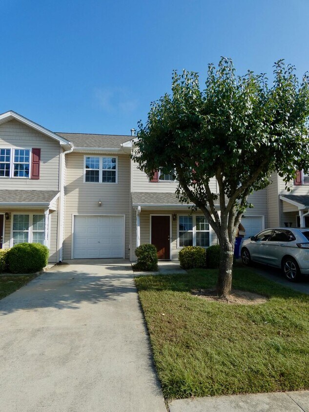 Foto principal - Great Townhouse - Convenient Arden Location