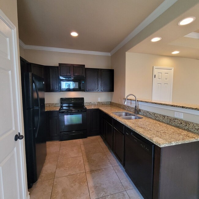 Building Photo - Town home for rent