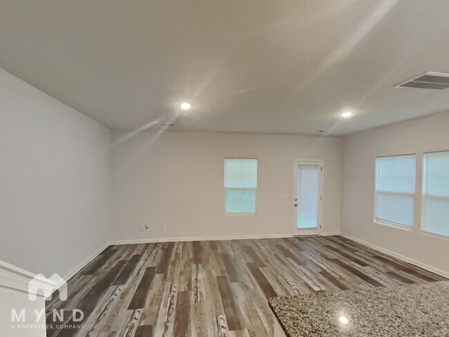 Building Photo - 476 Gray St
