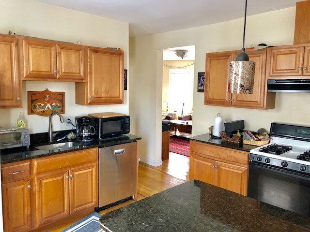 Building Photo - 47 Easton St