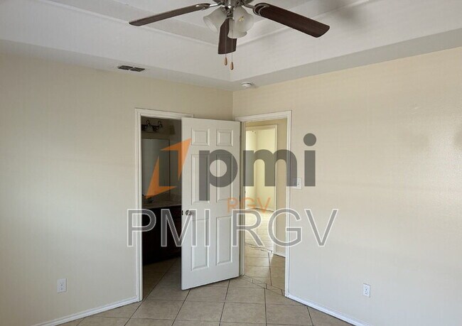 Building Photo - 306 W Albatross Ave
