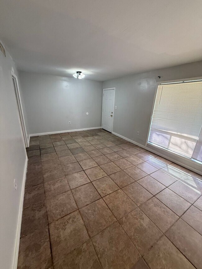 Foto del edificio - 2748 Woodside Dr