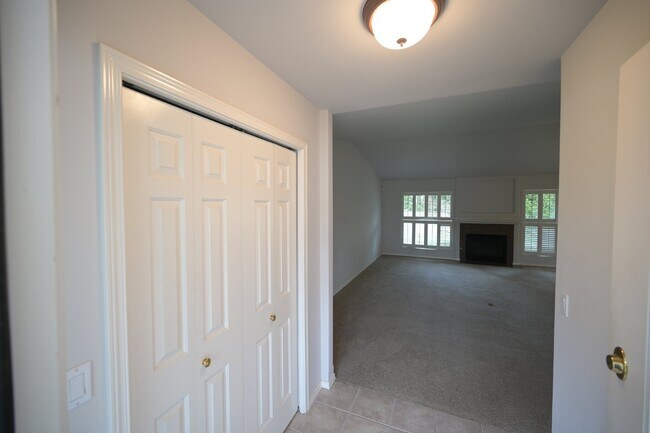 Foto del edificio - 2 bed + office, 2 bath, 2 car garage condo...