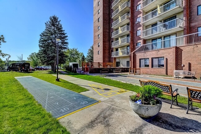 Building Photo - Le Quatre Cent