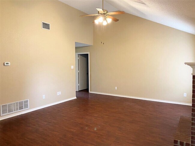 Building Photo - 108 Janis St