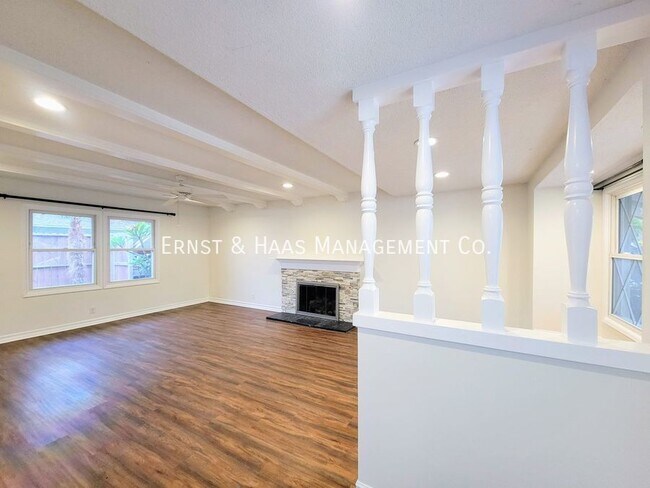 Foto del edificio - Beautiful 3 Bedroom Home with Lush Yard in...