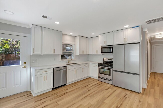 Building Photo - 1757 Skinner Ave