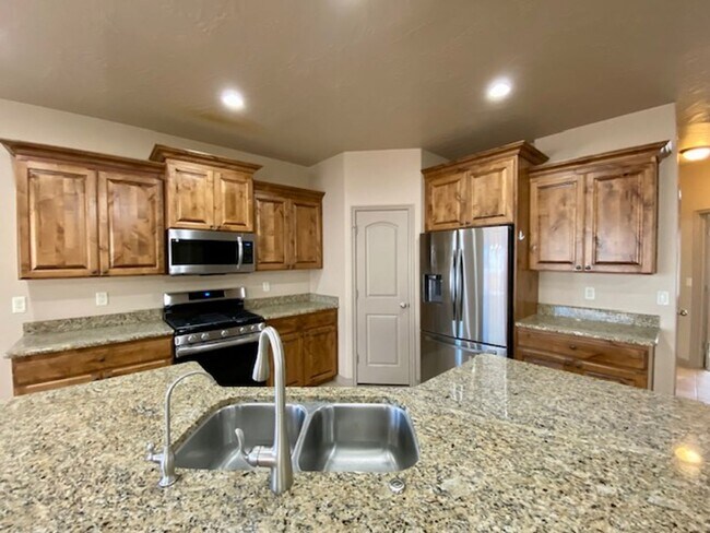 Foto del edificio - SPACIOUS HURRICANE HOME FOR RENT
