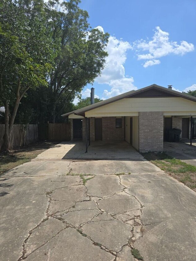 Foto principal - **Updated 2 Bed Home with Covered Carport ...